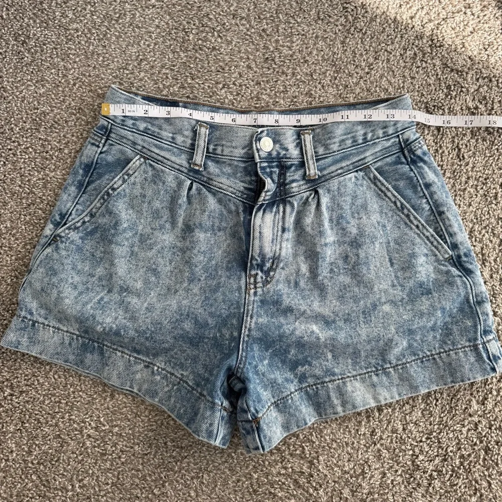 AMERICAN EAGLE | Acid Wash Mom Jean Shorts - Size 6 - Picture 9 of 11
